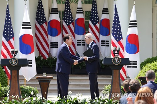 (워싱턴=연합뉴스) 임헌정 기자 = 미국을 국빈 방문한 윤석열 대통령과 조 바이든 미국 대통령이 26일(현지시간) 워싱턴DC 백악관 로즈가든에서 열린 공동 기자회견에서 악수하고 있다. 2023.4.27 kane@yna.co.kr