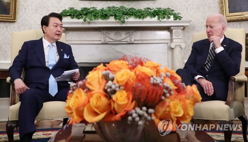 (워싱턴=연합뉴스) 임헌정 기자 = 미국을 국빈 방문한 윤석열 대통령과 조 바이든 미국 대통령이 26일(현지시간) 워싱턴DC 백악관 오벌 오피스에서 한미 정상 소인수 회담을 하고 있다. 2023.4.27 kane@yna.co.kr