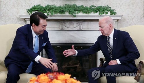 (워싱턴=연합뉴스) 임헌정 기자 = 미국을 국빈 방문한 윤석열 대통령이 26일(현지시간) 워싱턴DC 백악관 오벌 오피스에서 열린 한미 정상 소인수 회담에서 조 바이든 미국 대통령과 악수하고 있다. 2023.4.27 kane@yna.co.kr