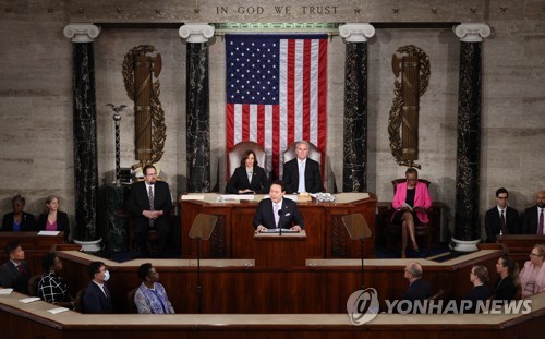 (워싱턴=연합뉴스) 임헌정 기자 = 미국을 국빈 방문 중인 윤석열 대통령이 27일(현지시간) 워싱턴DC 국회의사당에서 열린 미 상·하원 합동회의에서 연설하고 있다. 2023.4.28 kane@yna.co.kr