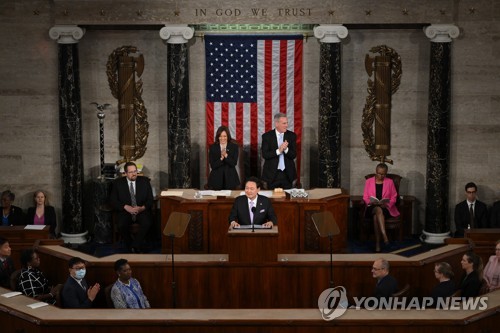 (워싱턴=연합뉴스) 임헌정 기자 = 미국을 국빈 방문 중인 윤석열 대통령이 27일(현지시간) 워싱턴DC 국회의사당에서 열린 미 상·하원 합동회의 연설에서 부통령인 카멀라 해리스 상원의장(왼쪽), 케빈 매카시 하원의장으로부터 기립박수를 받고 있다. 2023.4.28 [공동취재] kane@yna.co.kr