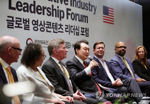 (워싱턴=연합뉴스) 진성철 기자 = 미국을 국빈 방문한 윤석열 대통령이 27일(현지시간) 워싱턴DC 미국 영화협회에서 열린 글로벌 영상 콘텐츠 리더십 포럼에서 발언하고 있다. 2023.4.28 zjin@yna.co.kr