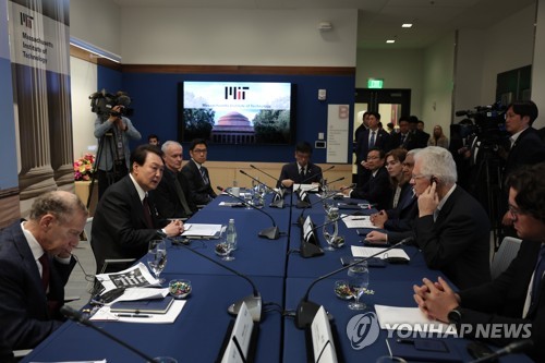 (보스턴=연합뉴스) 임헌정 기자 = 미국을 국빈 방문한 윤석열 대통령이 28일(현지시간) 보스턴 인근 매사추세츠 공과대학교에서 열린 MIT 디지털바이오 석학과의 대화에서 발언하고 있다.  2023.4.29 kane@yna.co.kr