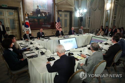 (보스턴=연합뉴스) 임헌정 기자 = 미국을 국빈 방문 중인 윤석열 대통령이 28일(현지시간) 보스턴의 한 호텔에서 열린 한미 클러스터 라운드테이블에서 발언하고 있다. 2023.4.29 kane@yna.co.kr