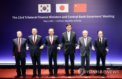 (인천=연합뉴스) 윤태현 기자 = 2일 오전 인천시 연수구 오크우드 프리미어 인천에서 열린 '한중일 재무장관 및 중앙은행 총재 회의'에서 천칭 인민은행 국제심의관(왼쪽부터), 왕동웨이 중국 재정부부장, 추경호 부총리, 이창용 총재, 스즈키 슌이치 일본 재무장관, 우에다 가즈오 일본은행 총재가 회의에 앞서 기념촬영을 하고 있다. 2023.5.2 tomatoyoon@yna.co.kr