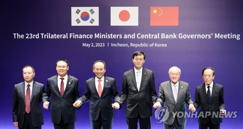 (인천=연합뉴스) 윤태현 기자 = 2일 오전 인천시 연수구 오크우드 프리미어 인천에서 열린 '한중일 재무장관 및 중앙은행 총재 회의'에서 천칭 인민은행 국제심의관(왼쪽부터), 왕동웨이 중국 재정부부장, 추경호 부총리, 이창용 총재, 스즈키 이치 일본 재무장관, 우에다 가즈오 일본은행 총재가 회의에 앞서 기념촬영을 하고 있다. 2023.5.2 tomatoyoon@yna.co.kr