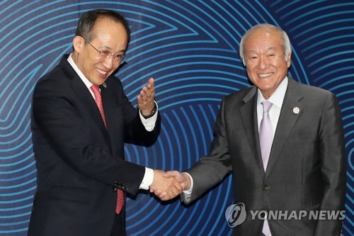 (인천=연합뉴스) 윤태현 기자 = 추경호 경제부총리와 스즈키 슌이치 일본 재무장관이 2일 오전 인천시 연수구 송도컨벤시아에서 열린 '제56차 아시아개발은행(ADB) 연차총회 한·일 재무장관 양자회담'에서 악수하고 있다. 2023.5.2 tomatoyoon@yna.co.kr
