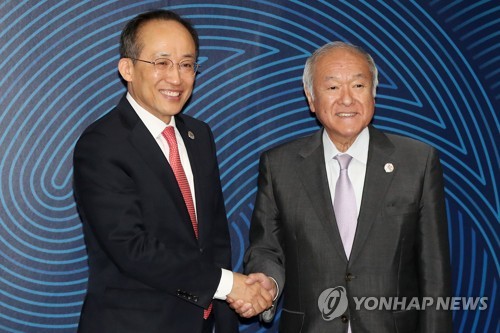 (인천=연합뉴스) 윤태현 기자 = 추경호 경제부총리와 스즈키 슌이치 일본 재무장관이 2일 오전 인천시 연수구 송도컨벤시아에서 열린 '제56차 아시아개발은행(ADB) 연차총회 한·일 재무장관 양자회담'에서 악수하고 있다. 2023.5.2 tomatoyoon@yna.co.kr