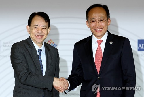 (인천=연합뉴스) 윤태현 기자 = 추경호 경제부총리(오른쪽)와 아사카와 마사츠구 아시아개발은행(ADB) 총재가 2일 오전 인천시 연수구 송도컨벤시아에서 열린 '제56차 아시아개발은행(ADB) 연차총회 한국세미나의 날' 행사에서 악수하고 있다. 2023.5.2 tomatoyoon@yna.co.kr