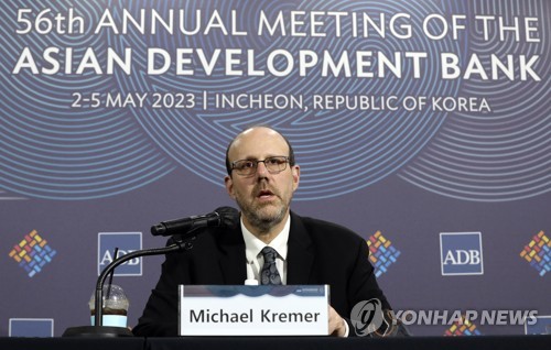 (인천=연합뉴스) 윤태현 기자 = 2019년 노벨경제학상 수상자인 마이클 크레이머 시카고대학교 교수가 2일 오후 인천시 연수구 송도컨벤시아에서 열린 '제56차 아시아개발은행(ADB) 연차총회'에 참석해 기자간담회를 하고 있다. 2023.5.2 tomatoyoon@yna.co.kr