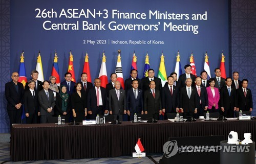 (인천=연합뉴스) 윤태현 기자 = 2일 오후 인천시 연수구 쉐라톤 그랜드 인천 호텔에서 열린 '제56차 아시아개발은행(ADB) 연차총회 아세안+3(한·중·일) 재무장관·중앙은행 총재 회의'에서 아사카와 마사츠구 ADB 총재와 한·중·일·아세안 국가 재무장관·중앙은행 총재들이 기념 촬영을 하고 있다. 2023.5.2 tomatoyoon@yna.co.kr