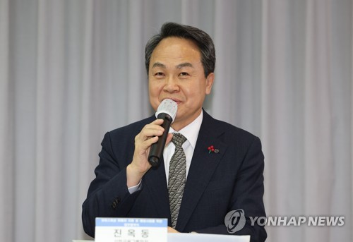 신한금융 진옥동 "전쟁 중 장수 안 바꿔"…9개 자회사 CEO 연임_윤슬기