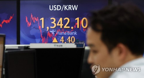 (서울=연합뉴스) 김인철 기자 = 지난 2일 오후 서울 중구 하나은행 딜링룸 모습.