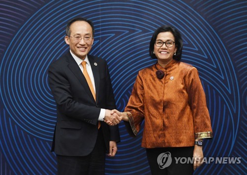 (서울=연합뉴스) 추경호 경제부총리 겸 기획재정부 장관이 3일 오후 인천 송도 컨벤시아에서 스리 뮬랴니 인드라와티 인도 재무장관과 양자회담에 앞서 악수하며 기념 촬영하고 있다. 2023.5.3 [기획재정부 제공. 재판매 및 DB 금지] photo@yna.co.kr