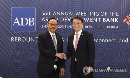 (서울=연합뉴스) 방기선 기획재정부 차관이 3일 인천 연수구 송도컨벤시아에서 밤방 수산토노 인도네시아 신수도청장관과 만나 기념 촬영하고 있다. 2023.5.3 [기획재정부 제공. 재판매 및 DB 금지] photo@yna.co.kr