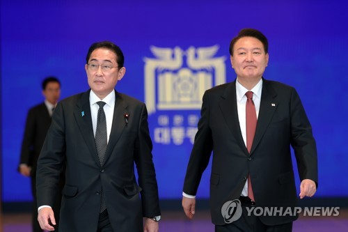 (서울=연합뉴스) 임헌정 기자 = 윤석열 대통령과 1박2일 일정으로 한국을 찾은 기시다 후미오 일본 총리가 7일 서울 용산 대통령실 청사에서 공동 기자회견을 마친 뒤 나란히 걷고 있다. 2023.5.7 [대통령실 제공. 재판매 및 DB 금지] kane@yna.co.kr