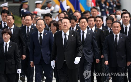 (서울=연합뉴스) 임헌정 기자 = 윤석열 대통령이 정부 출범 1주년인 10일 서울 동작구 국립서울현충원을 찾아 참배하고 있다. 2023.5.10 [대통령실통신사진기자단] kane@yna.co.kr