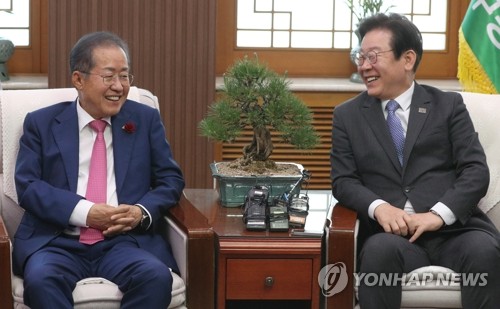 李대통령, 홍준표 전 시장과 막걸리 마시며 환담_온다예