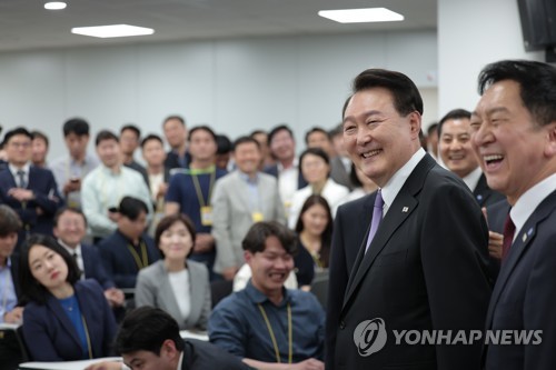 (서울=연합뉴스) 진성철 기자 = 윤석열 대통령이 취임 1주년을 맞은 10일 서울 용산 대통령실 청사 내 기자실을 여당 지도부와 함께 방문하고 있다. 2023.5.10  [대통령실 제공. 재판매 및 DB 금지] zjin@yna.co.kr