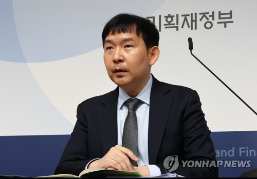 (세종=연합뉴스) 김주형 기자 = 이승한 기획재정부 경제분석과장이 12일 오전 세종시 정부세종청사에서 2023년 5월 최근경제동향을 발표하고 있다. 2023.5.12 kjhpress@yna.co.kr