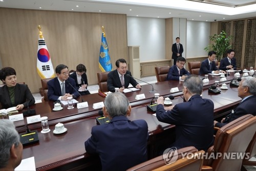 (서울=연합뉴스) 진성철 기자 = 윤석열 대통령이 15일 서울 용산 대통령실 청사에서 한일 경제인 회의의 일본 대표단을 접견하고 있다. 2023.5.15 [대통령실 제공. 재판매 및 DB 금지] zjin@yna.co.kr