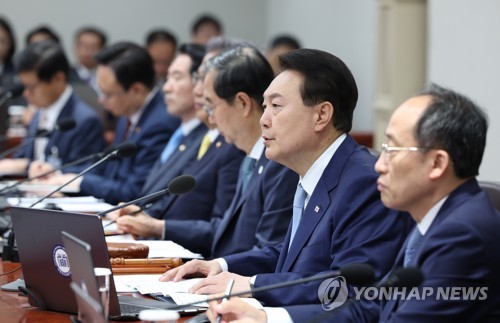 (서울=연합뉴스) 진성철 기자 = 윤석열 대통령이 16일 서울 용산 대통령실 청사에서 열린 국무회의에서 모두발언하고 있다. 2023.5.16 zjin@yna.co.kr