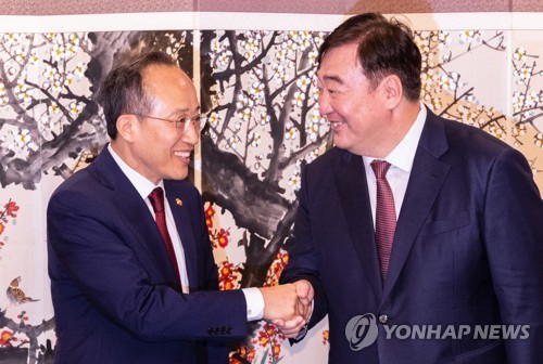 (서울=연합뉴스) 황광모 기자 = 추경호 경제부총리 겸 기획재정부 장관이 19일 오전 서울 종로구 정부서울청사에서 싱하이밍 주한 중국대사를 만나 악수하고 있다. 추 부총리와 싱 대사는 양국 현안에 대한 의견을 나누기 위해 이날 만났다. 2023.5.192023.5.19 hkmpooh@yna.co.kr