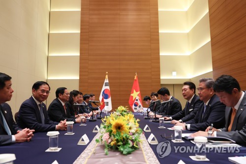(히로시마=연합뉴스) 진성철 기자 = 주요 7개국(G7) 정상회의에 참석하는 윤석열 대통령과 팜 민 찐 베트남 총리가 19일 일본 히로시마 한 호텔에서 한-베트남 정상회담을 하고 있다. 2023.5.19  [공동취재] zjin@yna.co.kr