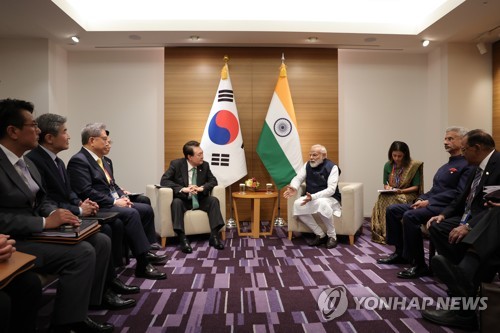 (히로시마=연합뉴스) 임헌정 기자 = 주요 7개국(G7) 정상회의 참석차 일본을 방문 중인 윤석열 대통령이 20일 히로시마 한 호텔에서 열린 한-인도 정상회담에서 나렌드라 모디 인도 총리의 발언을 듣고 있다. 2023.5.20 [공동취재] kane@yna.co.kr