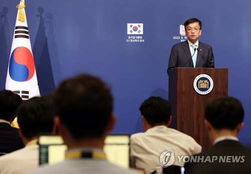 (히로시마=연합뉴스) 임헌정 기자 = 최상목 대통령실 경제수석이 20일 일본 히로시마 한 호텔에 마련된 한국 기자단 프레스센터에서 G7 정상회의 경제분야 관련 브리핑을 하고 있다. 2023.5.20 kane@yna.co.kr