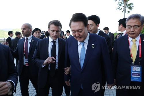 (히로시마=연합뉴스) 임헌정 기자 = G7 의장국인 일본 초청에 따른 참관국(옵서버) 자격으로 G7 정상회의 참석한 윤석열 대통령이 20일 일본 히로시마 그랜드 프린스 호텔에서 열린 G7 정상회의에서 각국 정상들과 기념촬영을 마친 뒤 에마뉘엘 마크롱 프랑스 대통령과 대화하고 있다. 2023.5.20 [공동취재] kane@yna.co.kr