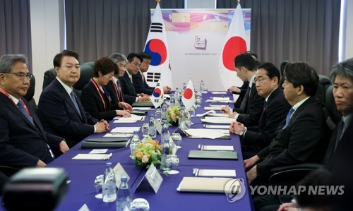 (히로시마=연합뉴스) 진성철 기자 = G7 정상회의 참관국 자격으로 일본을 방문 중인 윤석열 대통령이 21일 히로시마 평화기념공원 국제회의장에서 기시다 후미오 일본 총리와 한일 정상회담을 하고 있다.  2023.5.21 zjin@yna.co.kr