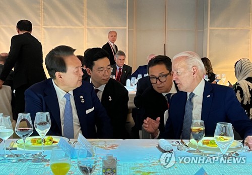 (히로시마=연합뉴스) 임헌정 기자 = 윤석열 대통령이 20일 오후 일본 히로시마 그랜드 프린스 호텔에서 열린 G7 정상회의 친교 만찬에서 조 바이든 미국 대통령과 대화하고 있다. 2023.5.21 [대통령실 제공. 재판매 및 DB 금지] kane@yna.co.kr