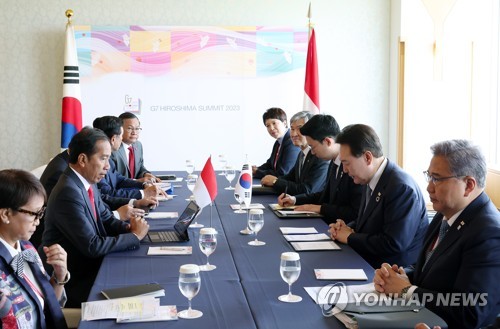 (히로시마=연합뉴스) 임헌정 기자 = 주요 7개국(G7) 정상회의 참석차 일본을 방문 중인 윤석열 대통령과 조코 위도도 인도네시아 대통령이 21일 히로시마 그랜드 프린스 호텔에서 한-인도네시아 정상회담을 하고 있다. 2023.5.21 [공동취재] kane@yna.co.kr