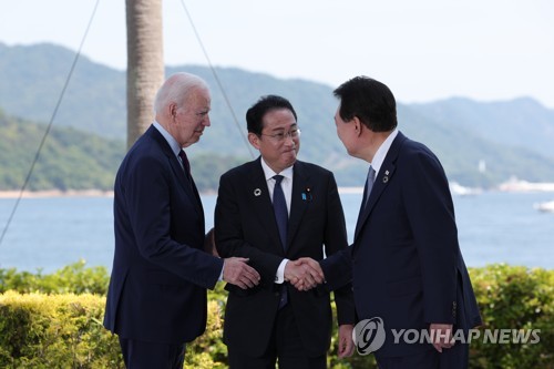 (히로시마=연합뉴스) 진성철 기자 = G7 정상회의 참관국 자격으로 일본을 방문 중인 윤석열 대통령이 21일히로시마 G7 정상회의장인 그랜드프린스호텔에서  열린 한미일 정상회담에 앞서 조 바이든 미국 대통령, 기시다 후미오 일본 총리와 인사하고 있다.  2023.5.21  [공동취재] zjin@yna.co.kr