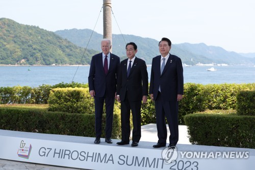 (히로시마=연합뉴스) 진성철 기자 = G7 정상회의 참관국 자격으로 일본을 방문 중인 윤석열 대통령이 21일히로시마 G7 정상회의장인 그랜드프린스호텔에서  열린 한미일 정상회담에 앞서 조 바이든 미국 대통령, 기시다 후미오 일본 총리와 기념촬영을 하고 있다.  2023.5.21  [공동취재] zjin@yna.co.kr