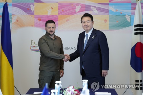 (히로시마=연합뉴스) 임헌정 기자 = G7 정상회의 참관국 자격으로 일본을 방문 중인 윤석열 대통령과 G7 정상회의에 전격적으로 참석한 볼로디미르 젤렌스키 우크라이나 대통령이 21일 히로시마 G7 정상회의장인 그랜드프린스호텔에서 열린 한국-우크라이나 정상회담에서 기념촬영 하고 있다. 2023.5.21  [공동취재] kane@yna.co.kr