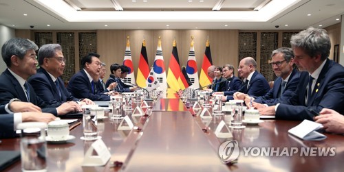 (서울=연합뉴스) 진성철 기자 = 윤석열 대통령이 21일 오후 서울 용산 대통령실 청사에서 올라프 숄츠 독일 총리와 한독정상회담을 하고 있다. 2023.5.21 zjin@yna.co.kr