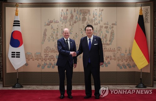 (서울=연합뉴스) 진성철 기자 = 윤석열 대통령과 올라프 숄츠 독일 총리가 21일 서울 용산 대통령실에서 열린 한독 정상회담에 앞서 기념촬영을 하고 있다. 2023.5.21 [대통령실 제공. 재판매 및 DB 금지] zjin@yna.co.kr