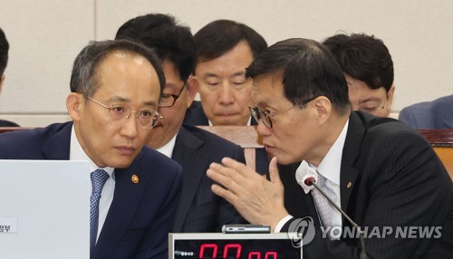 (서울=연합뉴스) 하사헌 기자 = 추경호 부총리 겸 기획재정부 장관과 이창용 한국은행 총재가 22일 오전 서울 여의도 국회에서 열린 기획재정위원회 전체회의에서 이야기를 나누고 있다. 2023.5.22 toadboy@yna.co.kr
