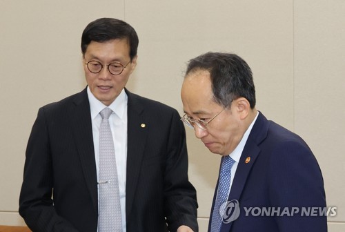 (서울=연합뉴스) 하사헌 기자 = 추경호 부총리 겸 기획재정부 장관과 이창용 한국은행 총재가 22일 오전 서울 여의도 국회에서 열린 기획재정위원회 전체회의에 출석하고 있다. 2023.5.22 toadboy@yna.co.kr