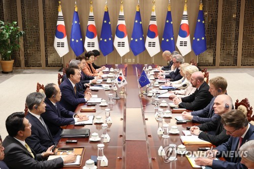 (서울=연합뉴스) 임헌정 기자 = 윤석열 대통령이 22일 서울 용산 대통령실 청사에서 우르줄라 폰데어라이엔 EU 집행위원장, 샤를 미셸 EU 정상회의(이사회) 상임의장과 한-EU 정상회담을 하고 있다. 2023.5.22 kane@yna.co.kr