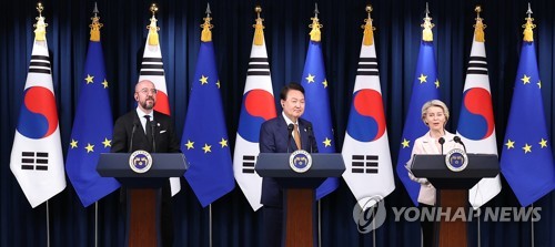 (서울=연합뉴스) 임헌정 기자 = 윤석열 대통령이 22일 서울 용산 대통령실 청사에서 열린 한-EU 정상회담 공동 언론발표에서 우르줄라 폰데어라이엔 EU 집행위원장(오른쪽)의 발언을 경청하고 있다. 왼쪽은 샤를 미셸 EU 정상회의 상임의장. 2023.5.22 kane@yna.co.kr