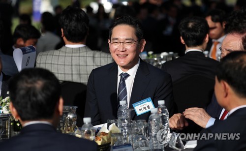 (서울=연합뉴스) 임헌정 기자 = 이재용 삼성전자 회장이 23일 서울 용산 대통령실 잔디마당에서 열린 '2023 대한민국 중소기업인대회'에서 참석자들과 대화하고 있다. 2023.5.23 [대통령실통신사진기자단] kane@yna.co.kr