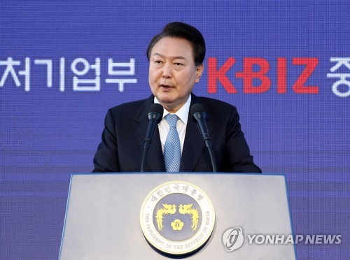 (서울=연합뉴스) 임헌정 기자 = 윤석열 대통령이 23일 서울 용산 대통령실 잔디마당에서 열린 '2023 대한민국 중소기업인대회'에서 격려사를 하고 있다. 2023.5.23 [대통령실통신사진기자단] kane@yna.co.kr