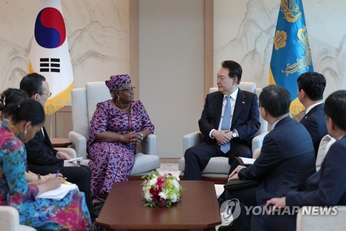 (서울=연합뉴스) 임헌정 기자 = 윤석열 대통령이 23일 서울 용산 대통령실에서 응고지 오콘조-이웰라 세계무역기구(WTO) 사무총장을 접견하고 있다. 2023.5.23 [대통령실 제공. 재판매 및 DB 금지] zjin@yna.co.kr