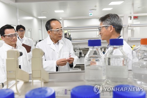 (청주=연합뉴스) 추경호 경제부총리 겸 기획재정부 장관(가운데)이 바이오 산업 현장방문으로 24일 오후 충북 청주시에 있는 에이프로젠바이오로직스를 찾아 이승호 대표이사의 안내를 받으며 연구시설을 둘러보고 있다. 2023.5.24 [기획재정부 제공. 재판매 및 DB 금지] kjhpress@yna.co.kr