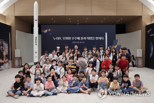 (서울=연합뉴스) 임헌정 기자 = 윤석열 대통령이 24일 서울 용산 대통령실에서 한국형 발사체 누리호(KSLV-Ⅱ)의 3차 발사를 함께 시청하기로 했던 초중고생들과 기념 촬영을 하고 있다. 한편 이날 예정이었던 누리호발사는 기술적 문제로 연기됐다. 2023.5.24 [대통령실 제공. 재판매 및 DB 금지] zjin@yna.co.kr