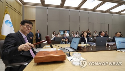 (서울=연합뉴스) 이창용 한국은행 총재가 25일 오전 6년 만에 준공된 서울 중구 한국은행 신축 본부에서 열린 금융통화위원회 본회의에서 의사봉을 두드리고 있다. 2023.5.25 [사진공동취재단] photo@yna.co.kr