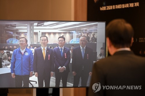 (서울=연합뉴스) 임헌정 기자 = 윤석열 대통령이 25일 오후 서울 용산 대통령실 청사에서 직원들과 한국형 발사체 누리호(KSLV-Ⅱ)의 3차 발사 모습을 지켜본 뒤 나로우주센터의 누리호 연구진 등과 영상통화를 하고 있다. 왼쪽부터 고정환 한국형발사체고도화사업단장, 이종호 과학기술정보통신부 장관, 손재일 한화에어로스페이스 대표이사, 이상률 한국항공우주연구원장. 2023.5.25 [대통령실 제공. 재판매 및 DB 금지] kane@yna.co.kr